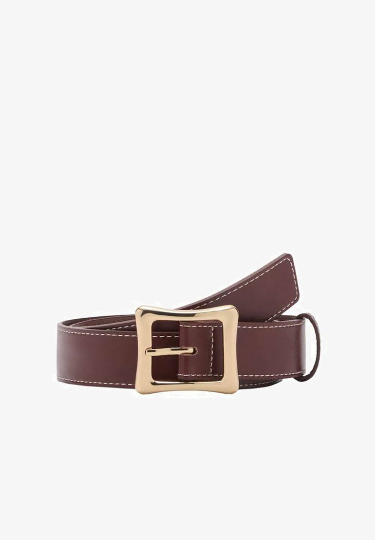 Cintura in pelle marrone con fibbia quadrata dorata e cuciture bianche. Il design presenta una texture liscia e sinuosa con un'estremità affusolata.