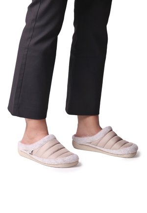 Zapatillas de casa beige sin cordones con parte superior acolchada, suave forro de piel de grosella gris y suela de goma; cuentan con cortes laterales para mayor transpirabilidad.