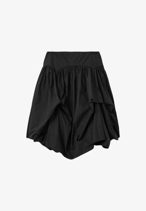 Schwarzer Rock mit einem gerafften, voluminösen Design und einem glatten Bund. Hergestellt aus leichtem Stoff mit matter Textur.
