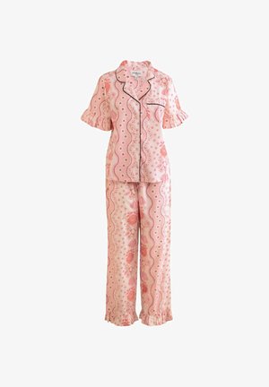 Set de pijamale cu mâneci scurte, cu model floral roz, cu tiv negru, cu mansete volanate la mâneci și picioare și o cămașă cu nasturi în față.