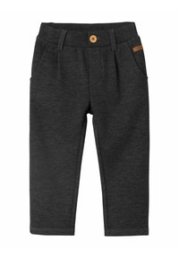 Pantaloni bambini grigio scuro realizzati in tessuto testurizzato, dotati di chiusura con bottone, due tasche frontali e un piccolo dettaglio in pelle marrone.
