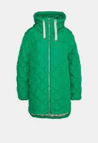 Veste matelassée verte avec capuche, présentant une texture matelassée et une fermeture éclair à l'avant. Comprend des cordons de serrage gris et un intérieur contrastant.