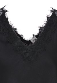Haut noir à col en V avec une délicate bordure en dentelle effilochée le long de l'encolure et une étiquette de vêtement visible à l'intérieur.
