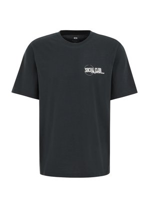 Sort t-shirt med korte ærmer og rund hals, med hvid "Social Club"-tekstlogo inde i en cirkel på venstre bryst.