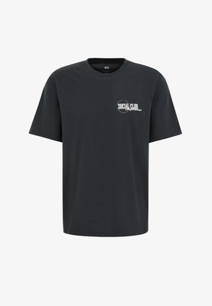 Must lühikeste varrukatega ümar kaelusega t-särk, millel on vasakul rinnal valge "Social Club" tekstilogoga ring.