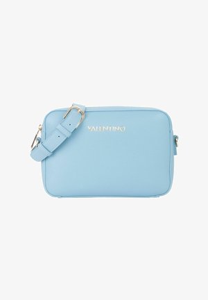 Sac bandoulière en cuir bleu de forme rectangulaire, finition texturée, détail de logo doré et bandoulière réglable.