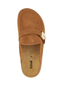 Scarpa slip-on in suede marrone con una larga fascia e accento in fibbia dorata. Soletta morbida e punta arrotondata. Taglia contrassegnata come 36.