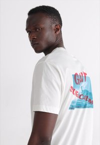 GANT WASHED GRAPHIC - Camiseta estampada - eggshell
