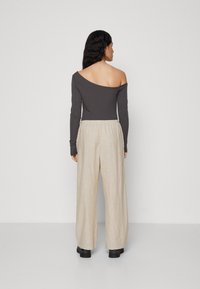 Gina Tricot Petite TROUSERS  - Kelnės - new beige