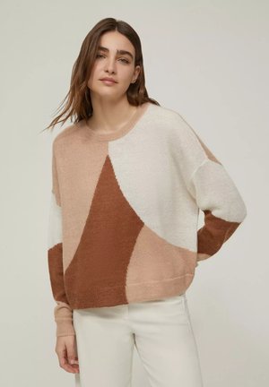 Maglione lavorato a maglia con scollatura tonda, maniche lunghe e un design a blocchi di colore in tonalità di beige, rosa chiaro e marrone. Texture morbida.