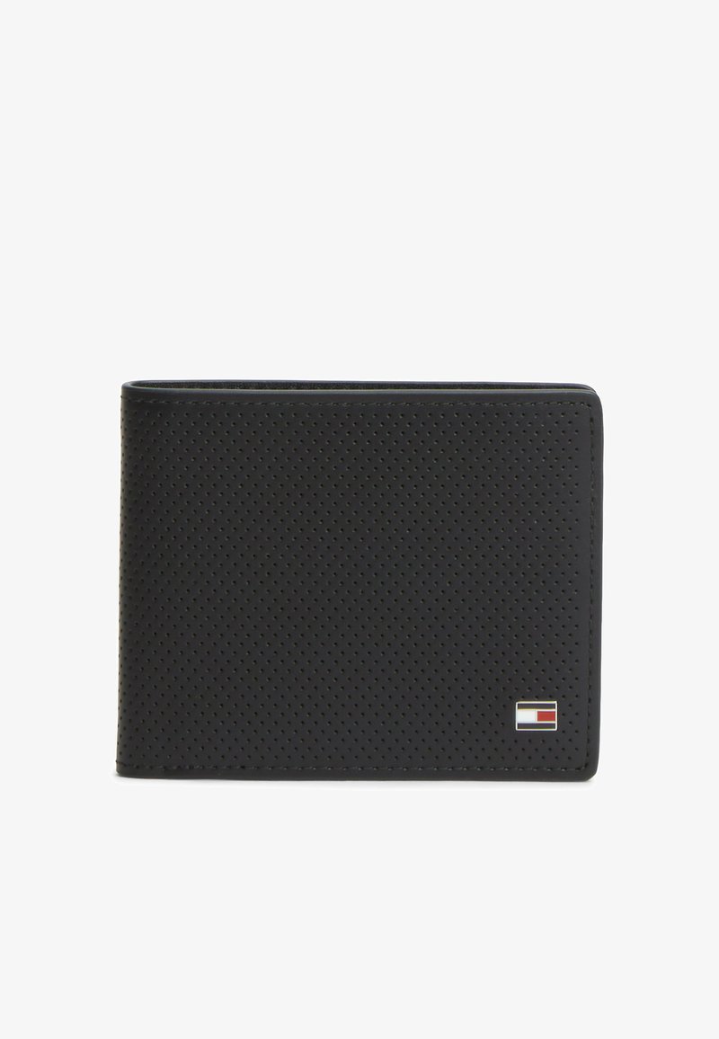 Portefeuille en cuir noir perforé avec un petit logo rectangulaire rouge, blanc et bleu dans le coin inférieur droit sur fond blanc.
