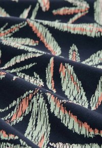 Patroonstof met groene, roze en marineblauwe kleuren met bladeren-achtige ontwerpen. Materiaal lijkt zacht met een gladde textuur en een lichte glans.