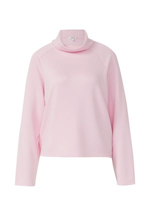 Jasnoróżowa, długorękawowa bluza z golfem o luźnym kroju i rękawach raglan, przedstawiona na jednolitym białym tle.