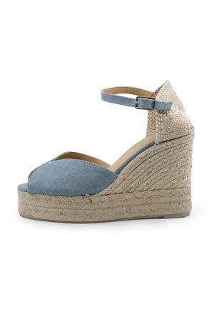 Sandalo con zeppa con suola spessa in corda intrecciata, cinturino in tessuto azzurro chiaro sulla punta, tacco beige texturizzato e cinturino regolabile alla caviglia con fibbia.