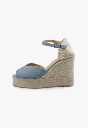 Sandalo con zeppa con suola spessa in corda intrecciata, cinturino in tessuto azzurro chiaro sulla punta, tacco beige texturizzato e cinturino regolabile alla caviglia con fibbia.