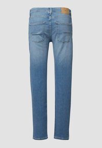 Hellblaue Denim-Jeans mit geradem Schnitt, sichtbaren Gesäßtaschen und einem braunen Lederpatch am Bund. Glatte Textur, keine Muster.