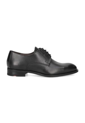 Zapato de vestir de cuero negro con acabado liso, diseño con cordones, tacón bajo y punta redonda. Presenta detalles de costura a lo largo de los lados.