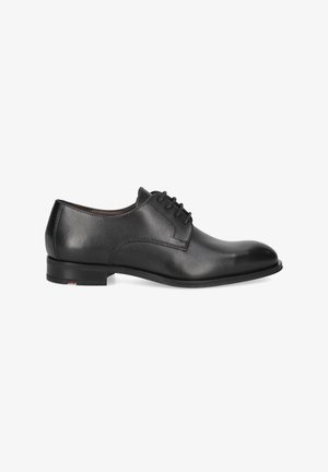 Zwarte leren geklede schoen met een gladde afwerking, vetersluiting, lage hak en ronde neus. Heeft stikdetails langs de zijkanten.