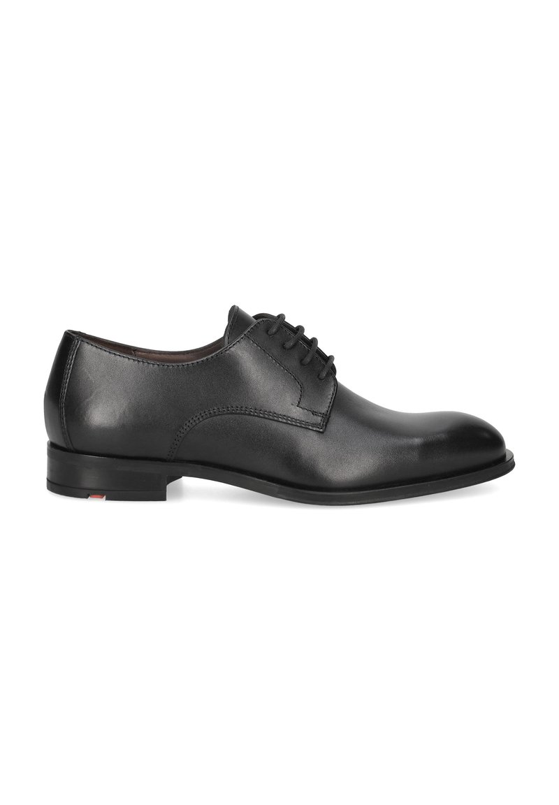 Zapato de vestir de cuero negro con acabado liso, diseño con cordones, tacón bajo y punta redonda. Presenta detalles de costura a lo largo de los lados.