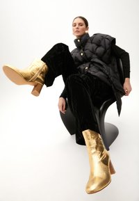 LOLA CASADEMUNT Botines - gold