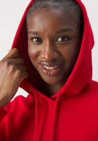 adidas Sportswear ESSENTIALS LINEAR - Pulover s kapuco - better scarlet