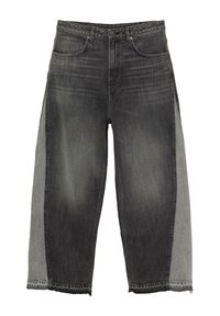 Sötét szürke farmer széles szárú jeans, kontrasztos világosszürke oldalsávokkal. A nyers szegély részletek fokozzák az egyedi dizájnt. Öt zsebes stílus.