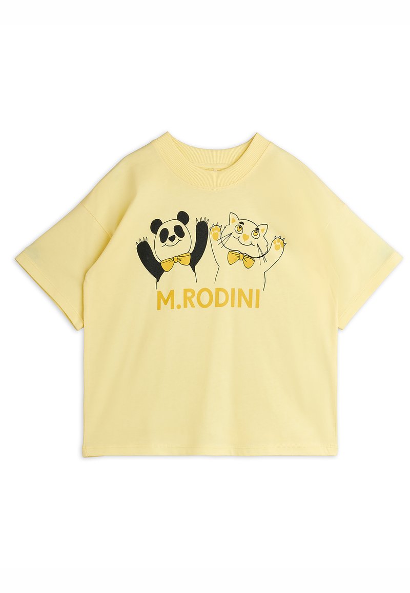 Gul bomulls T-skjorte med korte ermer som har en panda- og kattillustrasjon. Designet inkluderer slips og teksten "M. RODINI" under.