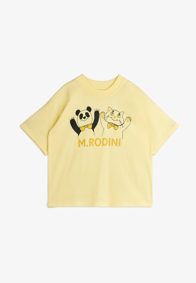 Žluté bavlněné tričko s krátkým rukávem, které obsahuje ilustraci pandy a kočky. Design obsahuje motýlky a text "M. RODINI" pod ilustrací.