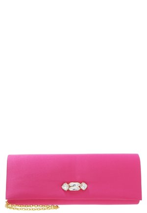 Pochette rosa acceso con tracolla a catena dorata e tre grandi pietre preziose trasparenti applicate sulla chiusura a patta.