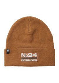 Chapeau en tricot marron avec un revers replié et un patch de marque portant "No. 94" et "DCSHOES." Design à côtes texturées.
