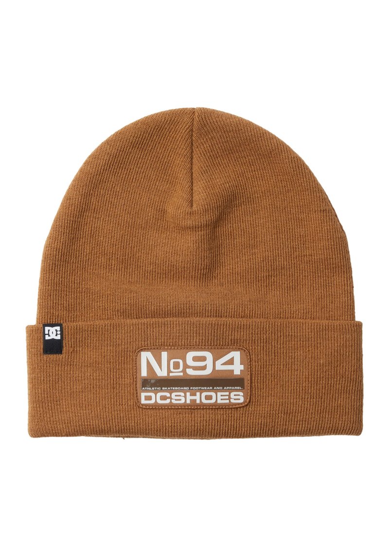 Chapeau en tricot marron avec un revers replié et un patch de marque portant "No. 94" et "DCSHOES." Design à côtes texturées.