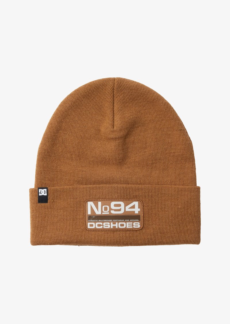 Brun stickad mössa med vikbar kant och en märkespatch med "No. 94" och "DCSHOES." Texturerad ribbad design.
