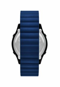 Marinblå silikonarmband med ribbad textur, med ett runt silverur och svarta detaljer, sedd från sidan.