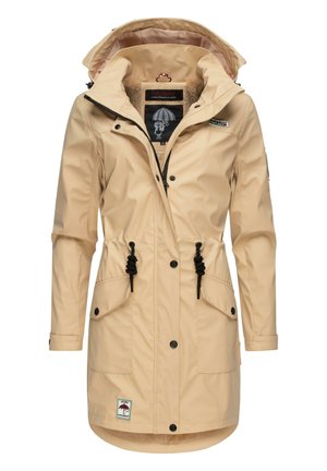 Beige waterdichte jas met een capuchon, trekkoord in de taille, twee voorzakken en een ritssluiting. Gevoerd met zachte bont voor extra warmte.