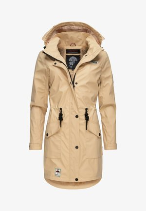 Veste imperméable beige avec une capuche, taille ajustable par cordon, deux poches avant et fermeture éclair. Doublée en fausse fourrure pour plus de chaleur.