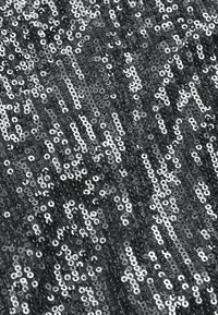 Zwart paillettenstof met glanzende, cirkelvormige pailletten die dicht bij elkaar zijn gerangschikt, waardoor een textuur met reflecterende kwaliteiten ontstaat.