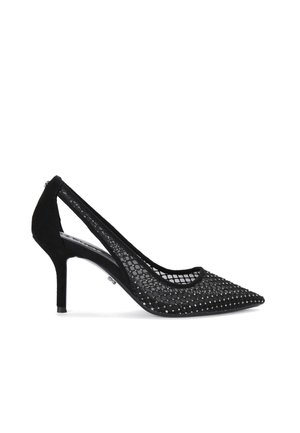 Schwarzer hochhackiger Schuh mit spitzem Fuß, aus Wildleder, mit Netzseiten im Rautenmuster und dezenten Strassakzenten auf der Vorderseite.