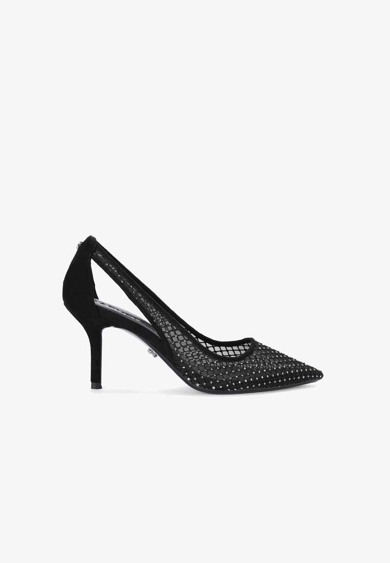 Chaussure à talon haut noire avec un bout pointu, en velours, avec des côtés en maille à motif en grille et de subtils accents en strass à l'avant.