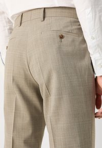 BOSS HUGE - Uzvalks - open beige