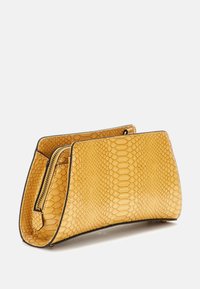 Clutch bag gialla con motivo a serpente, dalla forma strutturata, dotata di chiusura con zip e finitura liscia.