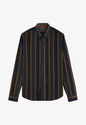 Camisa abotonada con rayas verticales en azul marino, verde azulado y mostaza. Mangas largas con puños simples; textura de tela suave y lisa.