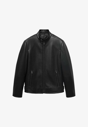 Chaqueta de cuero negro con un alto cuello, que cuenta con un cierre en la parte delantera y bolsillos laterales con cremallera, textura suave y hombros estructurados.