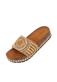 Bruine slide sandal met een versierde band met een circulair kraalpatroon in geel en goud. Korken basis en een gestructureerde rubberen zool.