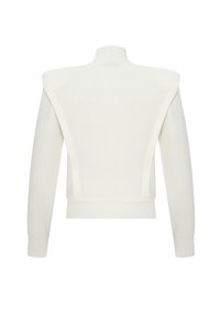 Witte gebreide trui met een hoge hals, gestructureerde schouders en geribbelde zoom. Gladde textuur met een oversized pasvorm en strakke lijnen.