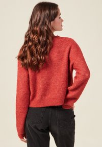 BONOBO Jeans MIT LANGEN ÄRMELN CROPPED - Strickpullover - rouge foncé