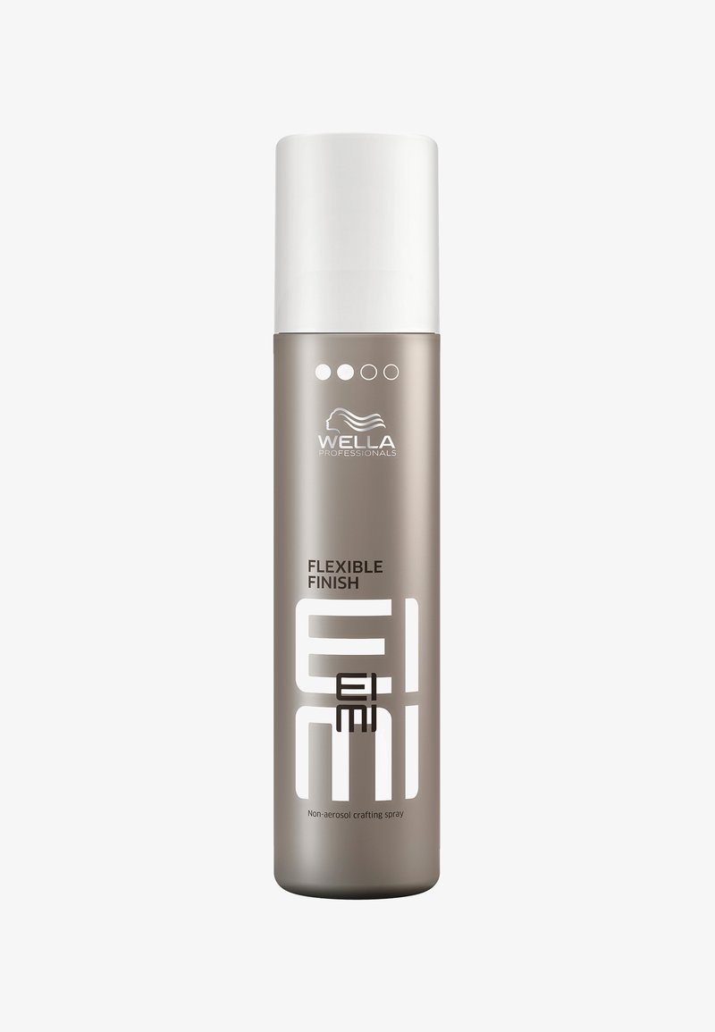 Slanke zilveren fles met witte dop, bevat het logo van "Wella Professionals" en de tekst "Flexible Finish". Niet-aerosolspray voor styling, zachte textuur.