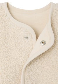Fleecejacke in Creme mit einer strukturierten, flauschigen Außenseite. Verfügt über eine weiche Innenschicht und einen Druckknopfverschluss. Rundes Kragendesign.