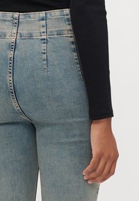 ONLY Petite ONLHUSH CORSAGE  - Kavbojke na trapez - dark blue denim overdyed