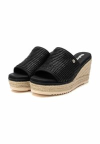 Sandalias de cuña negras con parte superior texturizada trenzada, diseño de punta abierta y plataforma de yute natural. Presentan un interior suave y suela de goma.