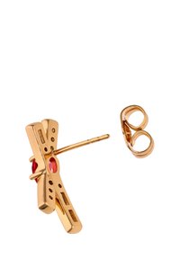 Aranyszínű patent fülbevalók, amelyek egyedülálló, ruhacsipeszre emlékeztető mintával rendelkeznek, piros díszkővel és sima felülettel. Hátoldali patent záródással.